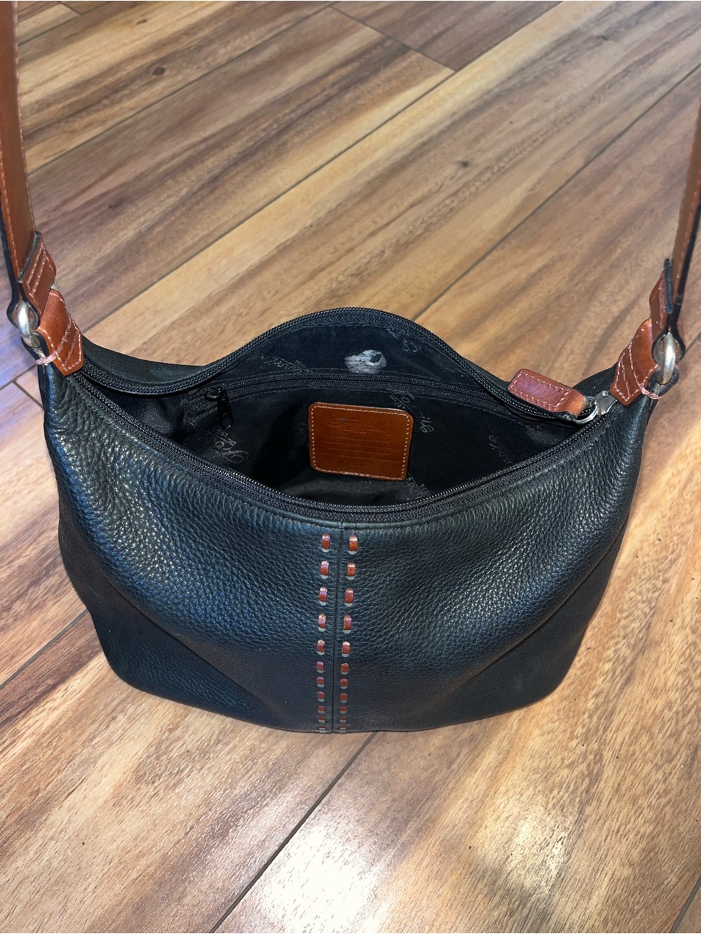 Small Black pebbled leather fossil shoulder bag with brown stitching - Picture 4 of 7